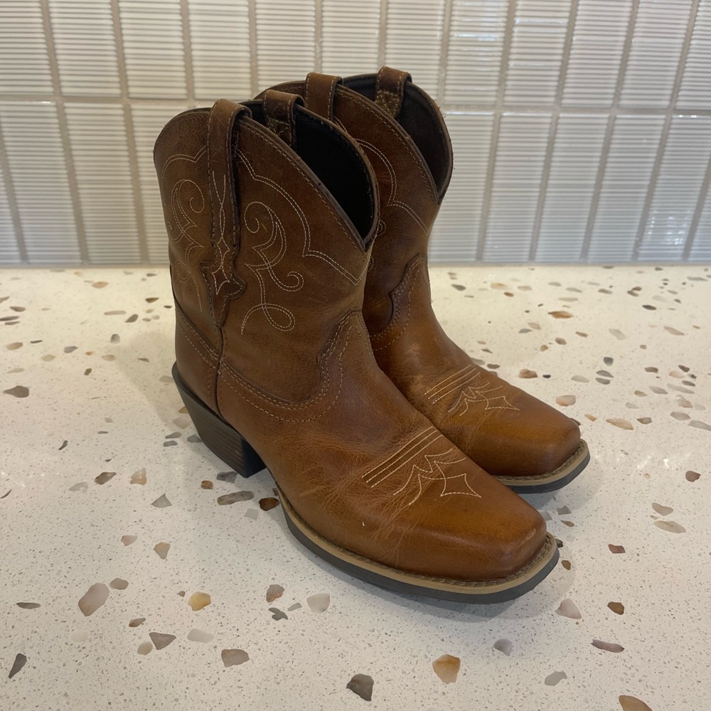 NWOT - JUSTIN WOMEN'S CHELLIE WESTERN BOOTIES - SQUARE TOE